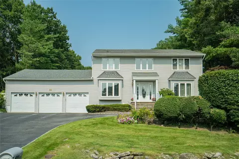 1 Stonehurst Ln, Dix Hills, NY 11746