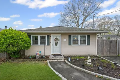 133 Parkwood Dr, Shirley, NY 11967