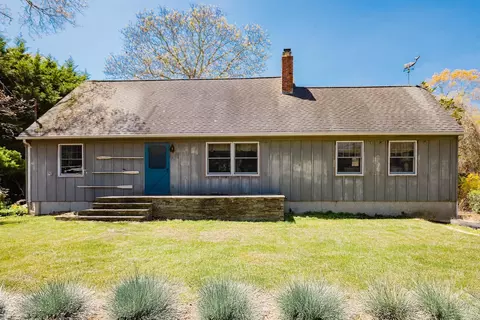 75 Squiretown Rd, Hampton Bays, NY 11946