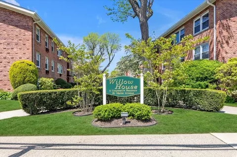 61 Maine Ave #A14, Rockville Centre, NY 11570