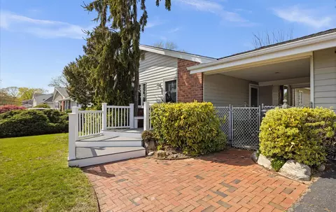 11 Pickwick Dr, Commack, NY 11725