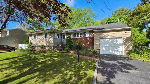 912 Hampshire Rd, Bay Shore, NY 11706