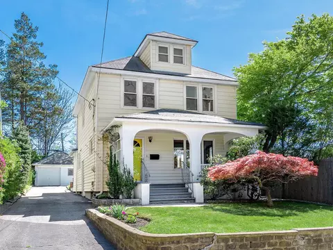 2 Fairview Ave, North Hempstead, NY 11050