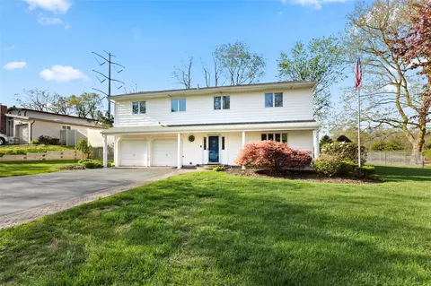 42 Sioux Dr, Commack, NY 11725