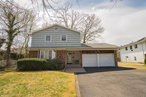 34 Pittoni Dr, Commack, NY 11725