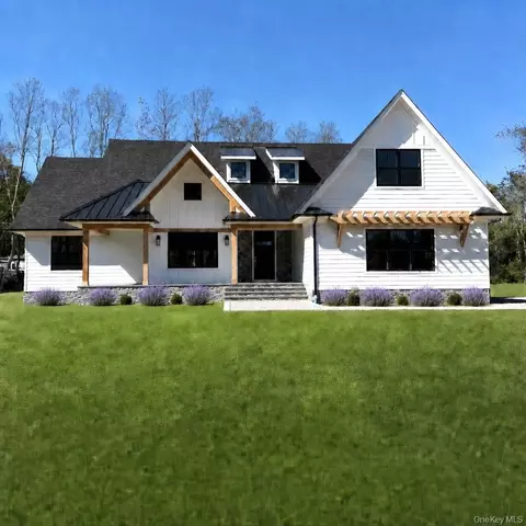 33 Lagoon Ct, Riverhead, NY 11901