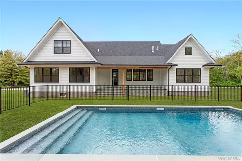 33 Lagoon Ct, Riverhead, NY 11901