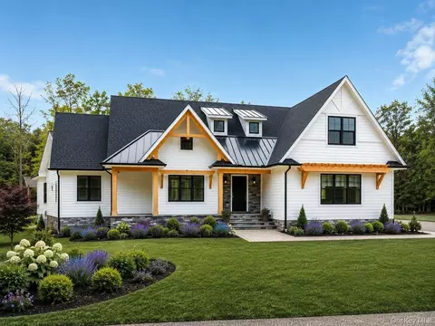 33 Lagoon Ct, Riverhead, NY 11901