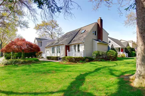 38 Grove St, Garden City, NY 11530