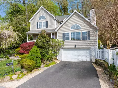 14 Fairview Ln, Oyster Bay, NY 11771