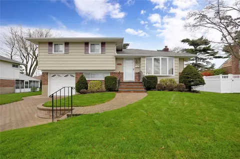 21 Lee Dr, Farmingdale, NY 11735