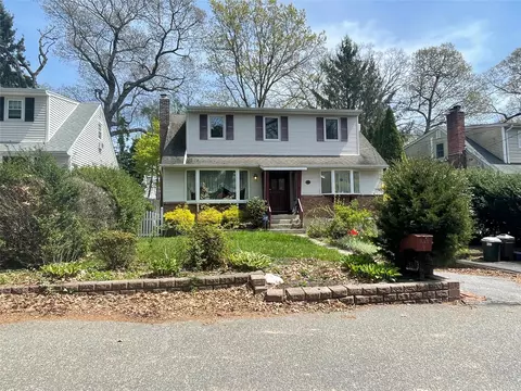 4 Hanson Pl, Huntington, NY 11743
