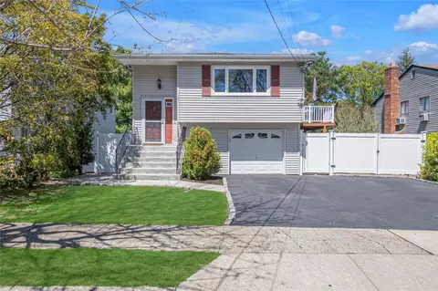 17 Brennan St, Huntington, NY 11743
