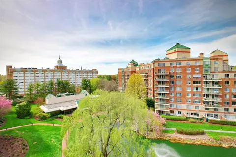 100 Hilton Ave #710E, Garden City, NY 11530