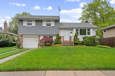 16 Bradley St, Plainview, NY 11803