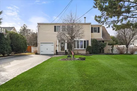 153 S Bayview Ave, Amityville, NY 11701