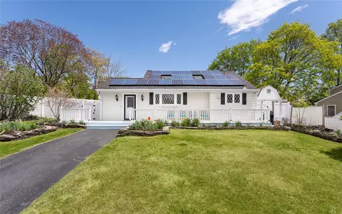 18 Ontario St, Port Jefferson Station, NY 11776