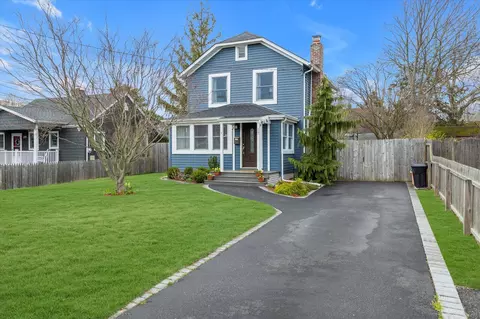 17 Roosevelt Ave, Sayville, NY 11782