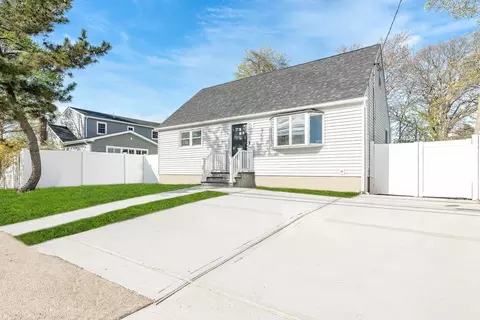 216 S Delaware Ave, Lindenhurst, NY 11757