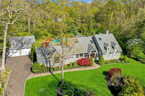 65 Brookhill Ln, Huntington, NY 11743
