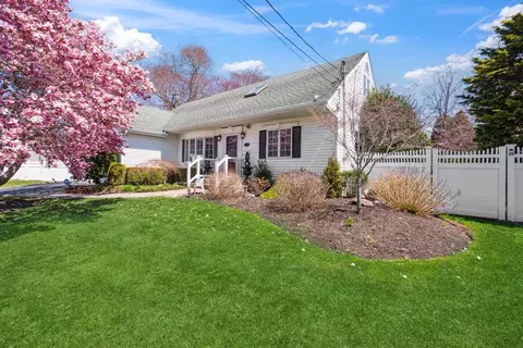 21 Sharon Dr, Patchogue, NY 11772