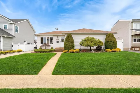 3609 Woodward Ave, Seaford, NY 11783