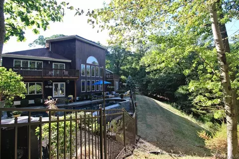 36 Ridgetop Dr, Tomkins Cove, NY 10986