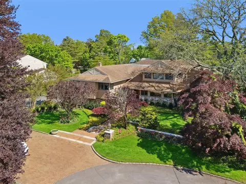 1325 Huckleberry Ln, Hewlett, NY 11557