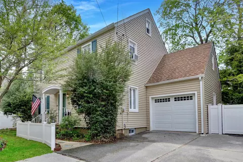 255 Ocean Ave, Malverne, NY 11565
