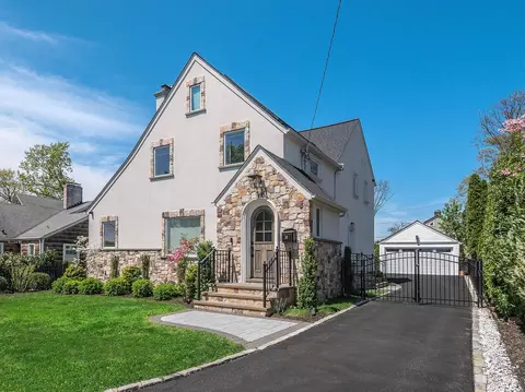 33 Mora Ct, North Hempstead, NY 11030