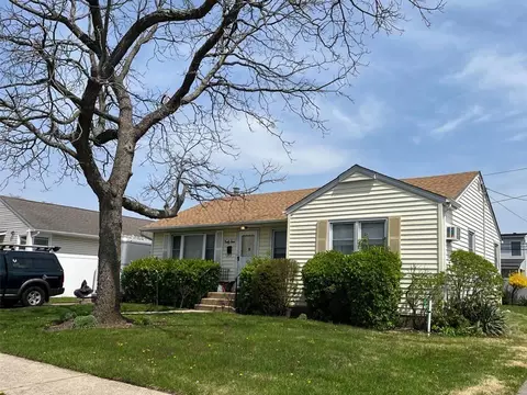 97 Linden Blvd, Hicksville, NY 11801