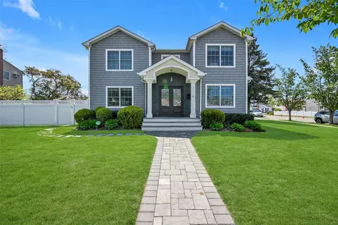 11 Knickerbocker Rd S, Plainview, NY 11803