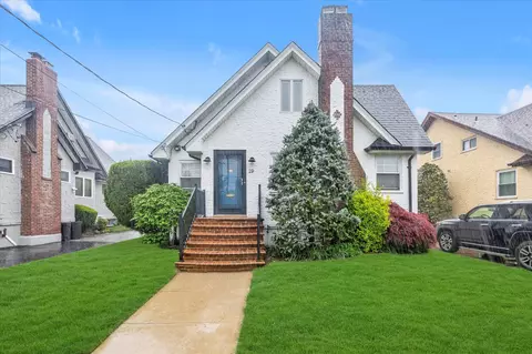 19 Cortelyou Rd, Merrick, NY 11566
