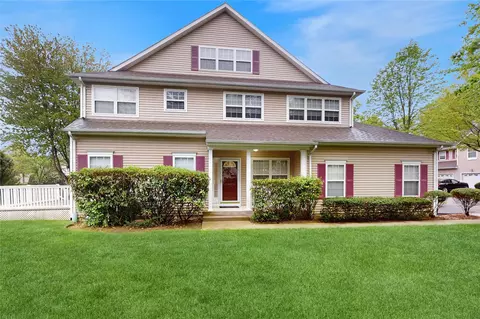 25 Avery Ct, Nesconset, NY 11767