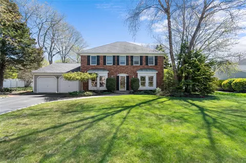 11 Timber Ridge Ct, Sayville, NY 11782