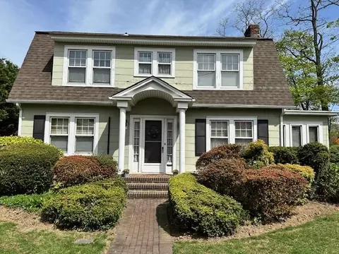 8 Buckingham Pl, North Hempstead, NY 11030