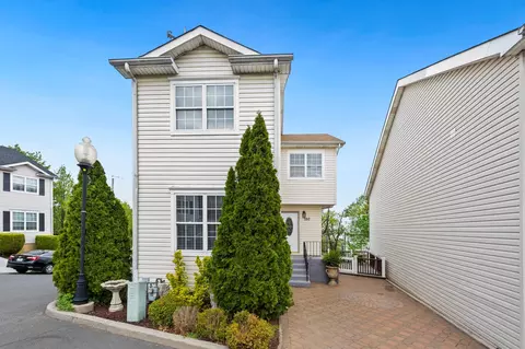 150 Northview Ct, Staten Island, NY 10301