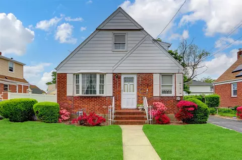 26 Walton Ave, Uniondale, NY 11553