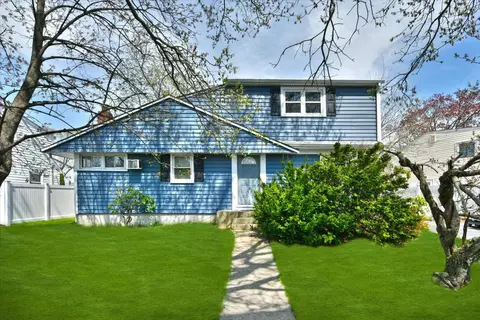 3981 Old Post Rd, Seaford, NY 11783
