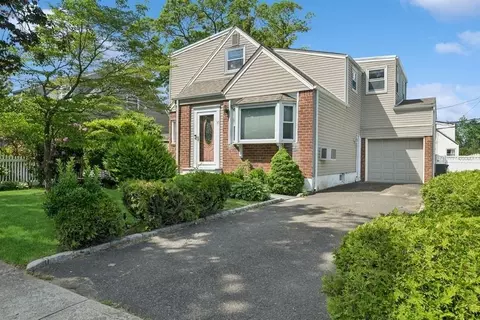 37 Remson St, Valley Stream, NY 11580