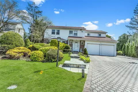 16 Foxhurst Ct, North Hempstead, NY 11040