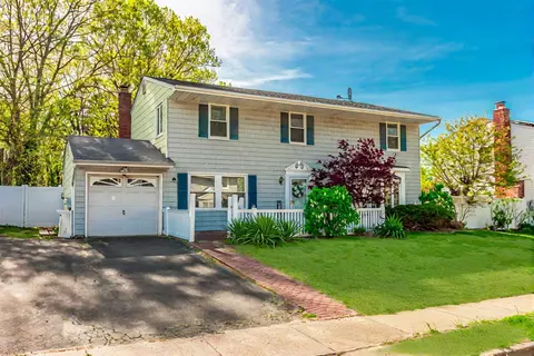376 Singingwood Dr, Holbrook, NY 11741