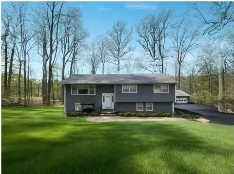 8 Dawn Ln, Ramapo, NY 10901