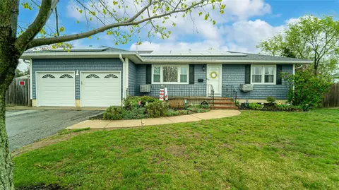 218 12th Ave, West Babylon, NY 11704