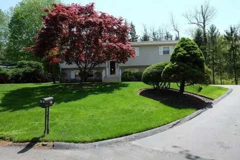 24 Termakay Dr, Clarkstown, NY 10956