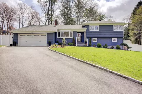 460 Wolf Hill Rd, Dix Hills, NY 11746