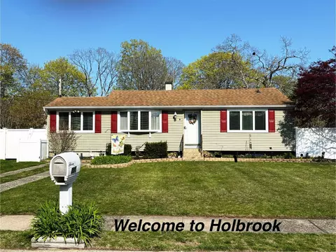 295 Coates Ave, Holbrook, NY 11741