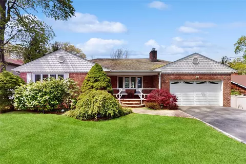 7 Brush Pl, Huntington, NY 11743
