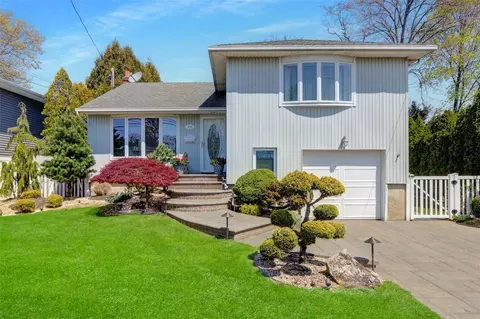 233 Willow St, Massapequa Park, NY 11762