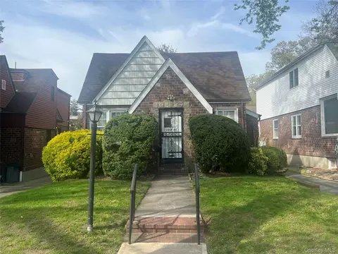 24947 Rushmore Ter, New York, NY 11362